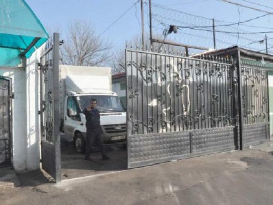 Becali le poartă noroc deţinuţilor de la Valu lui Traian. Naşul Hagi îi scoate la muncă